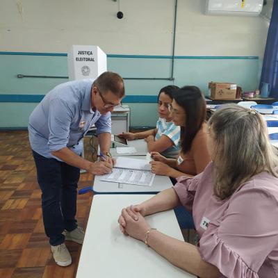 Valdemir Scarpari votou nesta manhÃ£ (06/10)  no ColÃ©gio Gildo AluÃ­sio Schuck